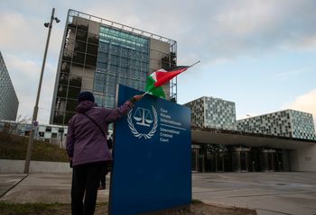 Un manifestant brandit un drapeau palestinien devant la Cour pénale internationale, CPI, à La Haye, aux Pays-Bas, le 29 novembre 2019