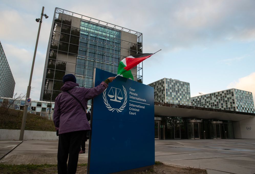 Un manifestant brandit un drapeau palestinien devant la Cour pénale internationale, CPI, à La Haye, aux Pays-Bas, le 29 novembre 2019
