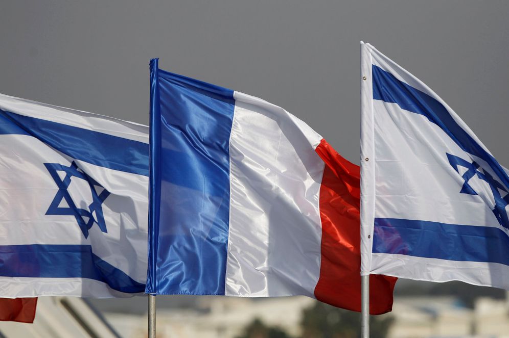 Miriam Alster/FLASH90 Les drapeaux d'Israël et de la France