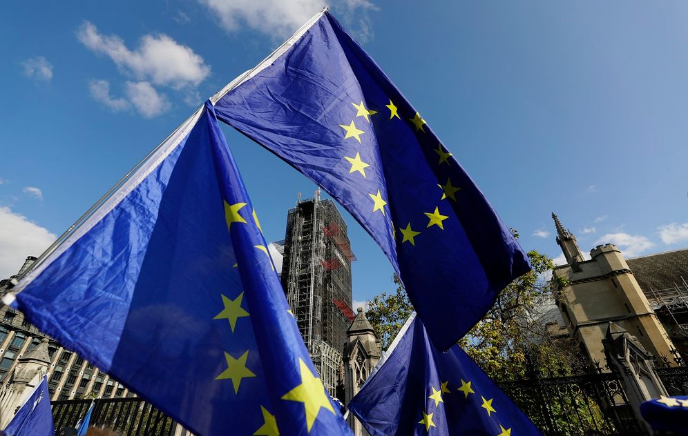 AP / Kirsty Wigglesworth 2019 © Anti Brexit demonstrators wave European Union flags outside Parliament in London, Tuesday, Oct. 22, 2019