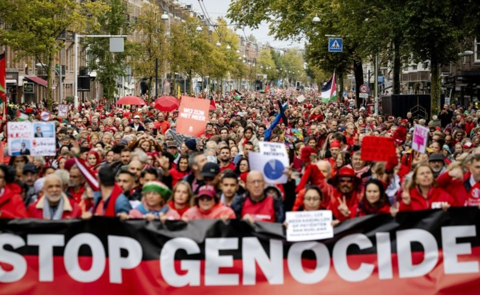 Amsterdam : une marée humaine vêtue de rouge en soutien aux Palestiniens