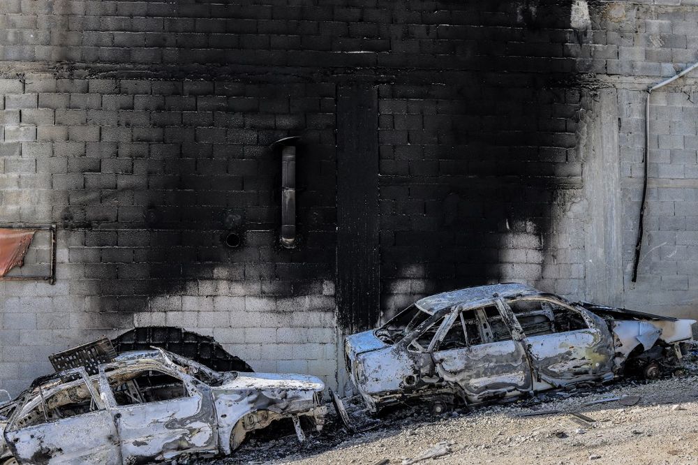 Des voitures et un bâtimen incendiés dans la ville de Hawara près de Naplouse en Cisjordanie