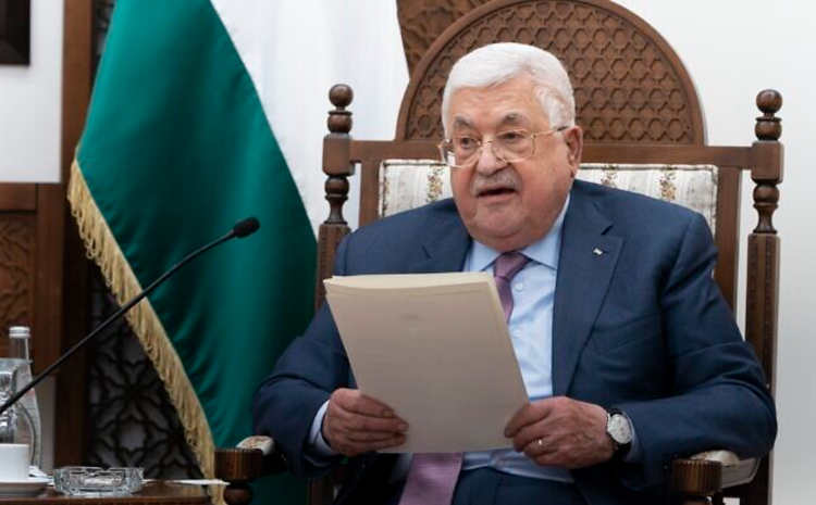 Le président de l'Autorité palestinienne Mahmoud Abbas s'exprime lors de sa rencontre avec le secrétaire d'État américain Antony Blinken, le 27 mars 2022 à Ramallah, en Cisjordanie.