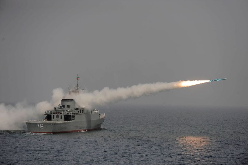 Illustration - Le navire de guerre iranien Jamaran tire un missile anti-navire à longue portée lors d'un exercice dans les eaux méridionales de l'Iran, le 9 mars 2010