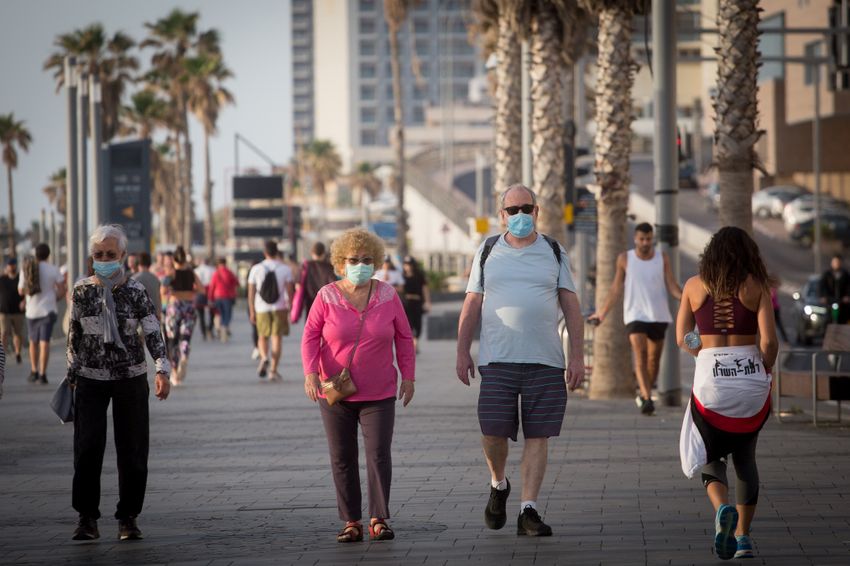Les Israéliens profitent du bord de mer à Tel Aviv, après une levée partielle du confinement, le 1er mai 2020