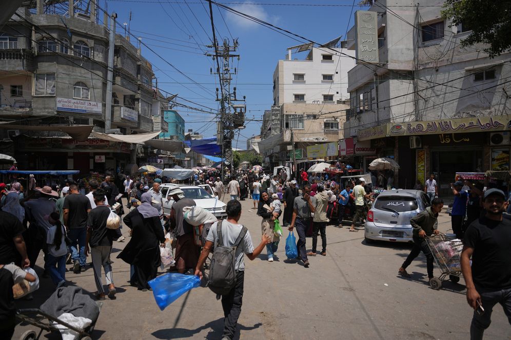 AP Photo/Abdel Kareem Hana فلسطينيون يتسوقون في سوق محلية في دير البلح، وسط قطاع غزة، يوم السبت 4 يوليو/تموز 2026.