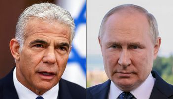 Le Premier ministre israélien Yaïr Lapid lors d'une réunion du cabinet à son bureau à Jérusalem, le 24 juillet 2022, et le Président russe Vladimir Poutine Saint-Pétersbourg, le 30 juin 2022