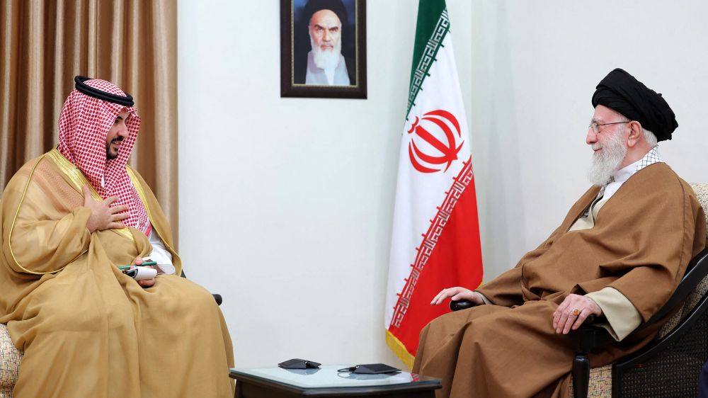 Saudi Defense Minister Khalid ben Salmane (L) with Iran's Supreme Leader Ali Khamenei