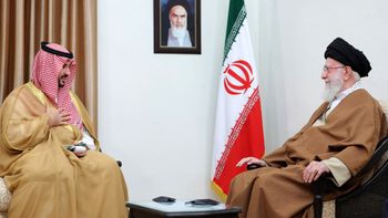 Le ministre saoudien de la Défense Khalid ben Salmane et le guide suprême iranien Ali Khamenei