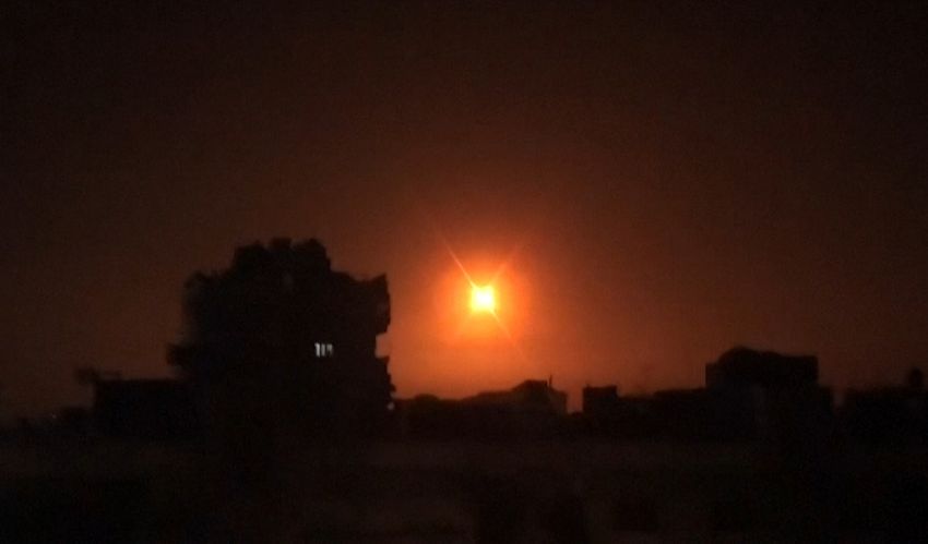 Une explosion à la suite d'une frappe aérienne sur un lieu non divulgué en Syrie, le 6 février 2020