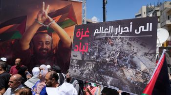 כרזה גדולה של מרואן ברגותי, במהלך עצרת סולידריות עם עזה ואסירים פלסטינים המוחזקים על ידי ישראל, רמאללה, ארכיון