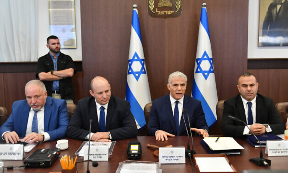 Yoav Dudkevitch/Flash90 Israel's Prime Minister Yair Lapid (C-R) leads a cabinet meeting at the Prime Minister's Office in Jerusalem, on October 27, 2022.