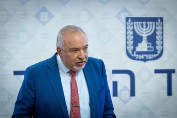 Le ministre des Finances Avigdor Liberman s'exprime lors d'une conférence de presse au ministère des Finances à Jérusalem, le 17 août 2022.