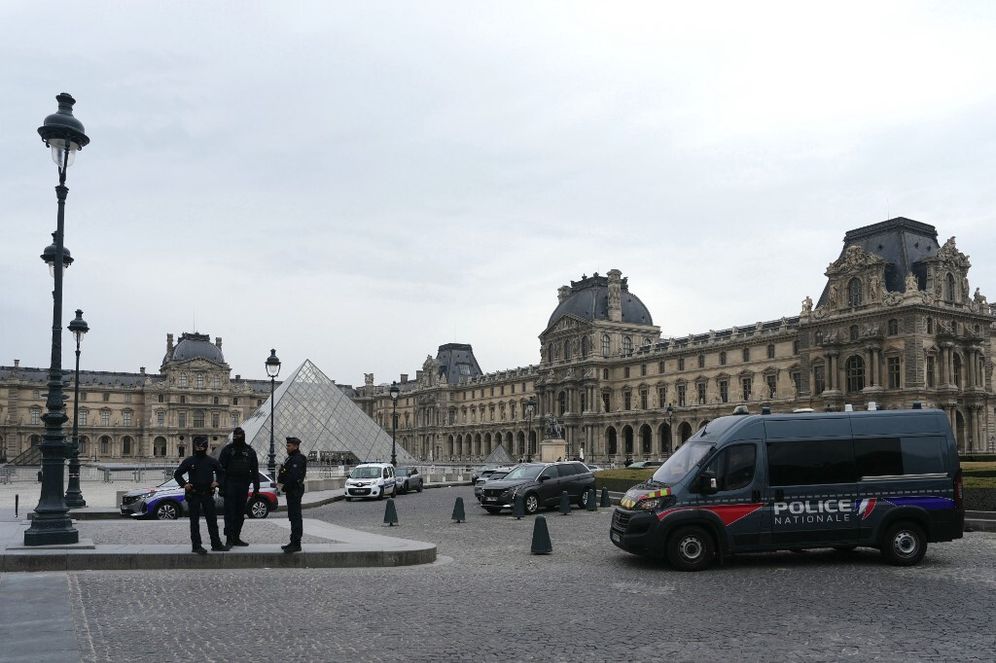 Des policiers français se tiennent devant le musée du Louvre après un vol, à Paris, le 19 octobre 2025