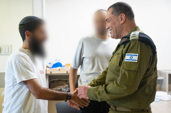 Eyal Zamir rend visite à des blessés de guerre