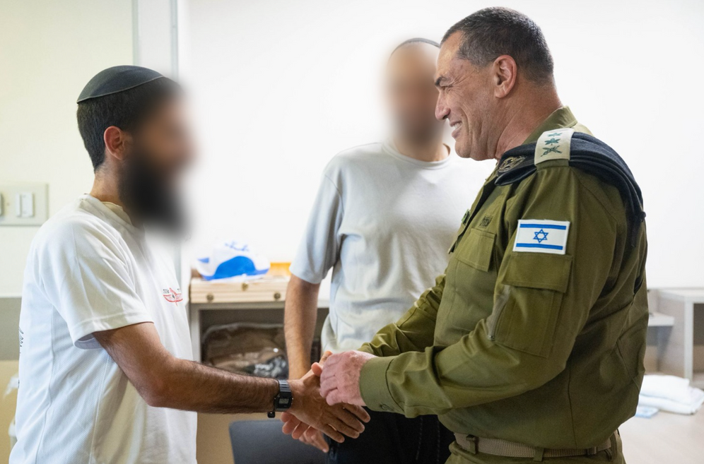 IDF Eyal Zamir rend visite à des blessés de guerre