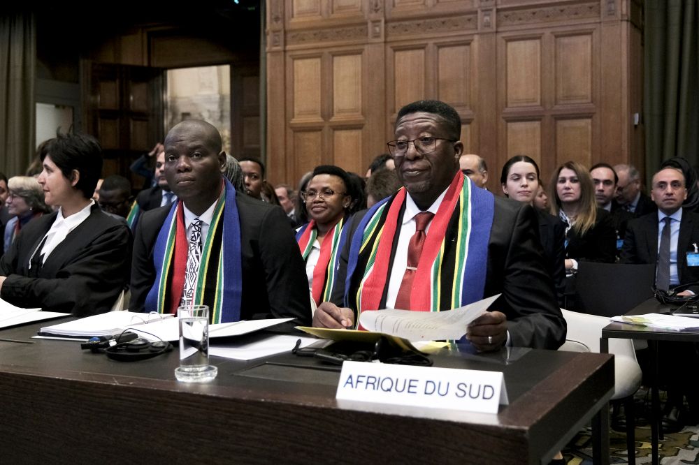 L'équipe juridique de l'Afrique du Sud lors de l'ouverture des audiences à la Cour internationale de justice à La Haye, Pays-Bas, jeudi 11 janvier 2024.