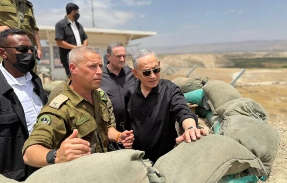 Le Premier ministre israélien Benjamin Netanyahou rend visite à des soldats déployés sur la frontière orientale d’Israël avec la Jordanie, le 20 mai 2026. 