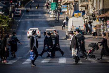 Des passants ultraorthodoxes à Jérusalem