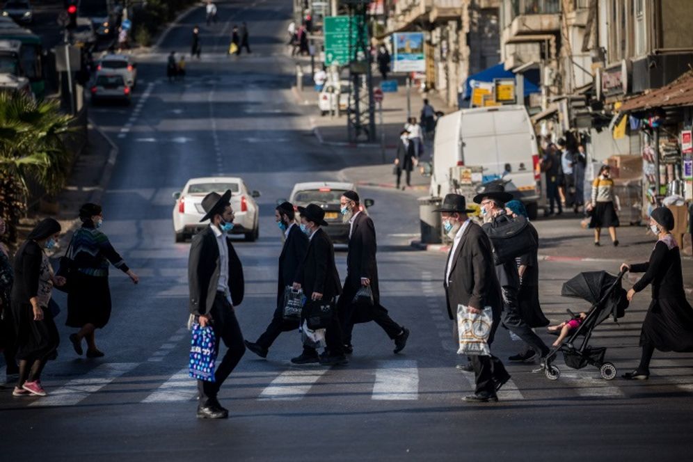 Des passants ultraorthodoxes à Jérusalem