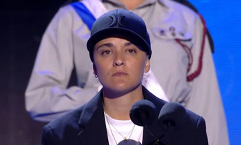 L'otage libérée Emily Damari allume une torche lors de la cérémonie d'ouverture préenregistrée du 77e jour de l'Indépendance d'Israël, diffusée le 30 avril 2025 