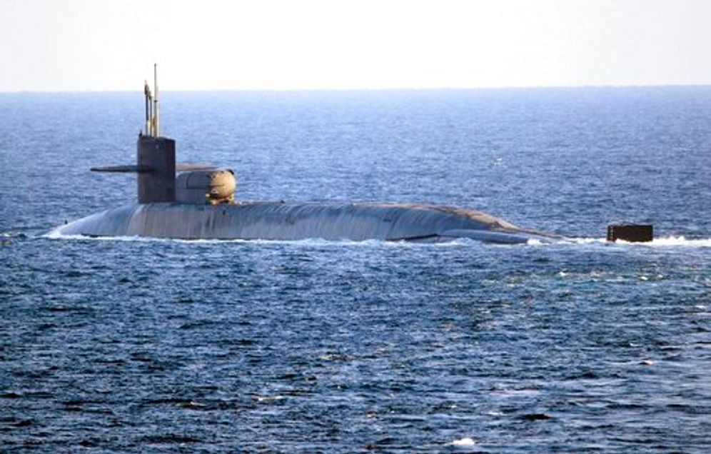 الغواصة الصاروخية الموجهة يو إس إس جورجيا مضيق هرمز في الخليج العربي