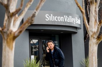 Un homme parle sur un téléphone portable alors qu'il passe devant le siège de la Silicon Valley Bank à Santa Clara, en Californie, le 10 mars 2023