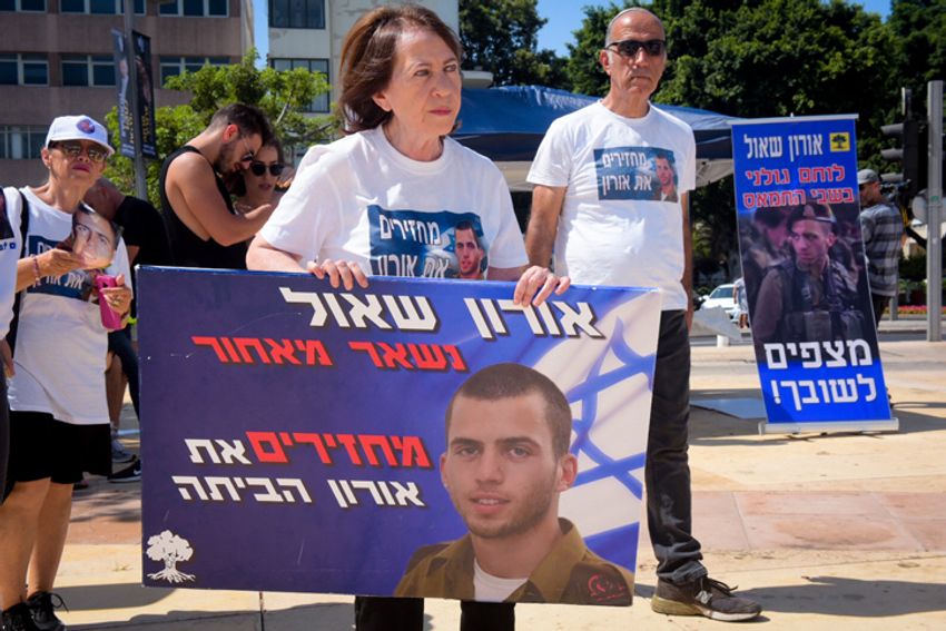 Les partisans et les membres de la famille du soldat israélien Oron Shaul lors d'une manifestation à Tel Aviv, le 16 août 2019