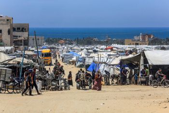 أهالي غزة يتجمعون في خيام بمنطقة المواصي 