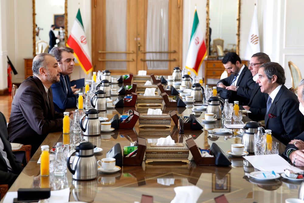 Le directeur général Rafael Grossi de l'Organisation internationale de l'énergie atomique (AIEA) s'entretient avec le ministre iranien des Affaires étrangères Hossein Amirabdollahian, lors de leur réunion à Téhéran, le 5 mars 2022