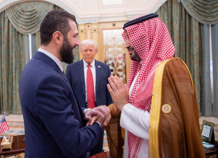 في هذه الصورة التي نشرها القصر الملكي السعودي، ينظر الرئيس دونالد ترامب، في الوسط، إلى ولي العهد السعودي الأمير محمد بن سلمان، على اليمين، ويصافح الرئيس السوري المؤقت أحمد الشرع، في الرياض، المملكة العربية السعودية، الأربعاء 14 مايو 2025.