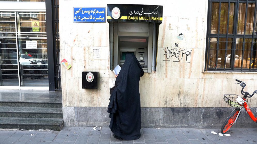 אישה מושכת כספים מבנק "מלי" באיראן, ארכיון
