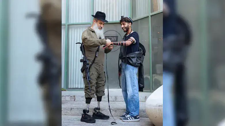 Un amputé de guerre met les téfilines après avoir perdu ses deux jambes