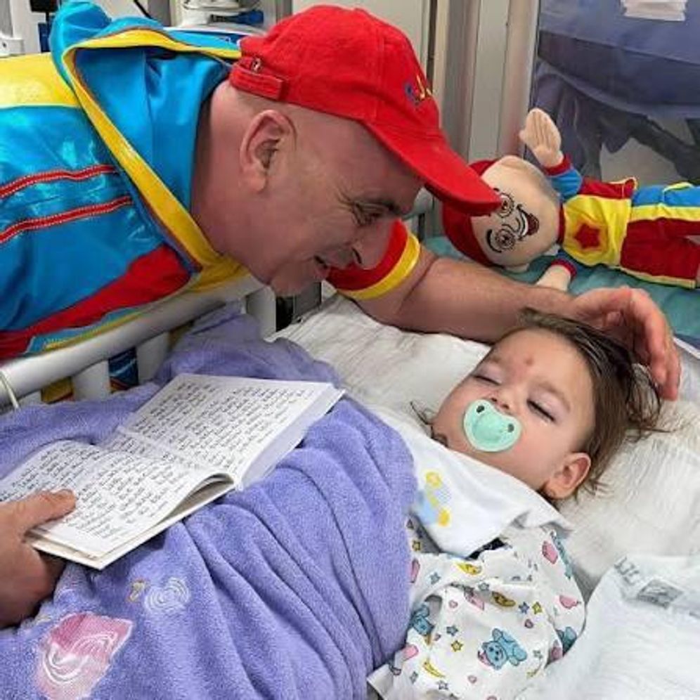 צילום מסך מתוך עמוד האינסטגרם של יובל המבולבל יובל המבולבל עם הילד גיא