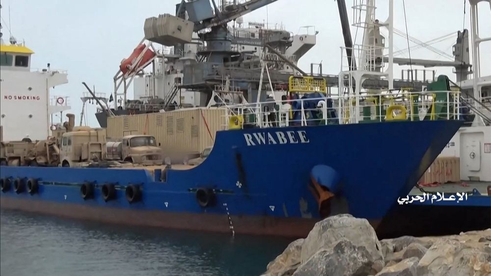 Cette capture d'image tirée d'une vidéo diffusée par les rebelles houthis du Yémen le 3 janvier 2022 montre le navire battant pavillon émirati "Rwabee"