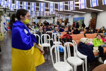 Des immigrants juifs fuyant les zones de guerre en Ukraine arrivent au bureau d'immigration et d'absorption israélien, à l'aéroport Ben Gourion près de Tel Aviv, le 15 mars 2022