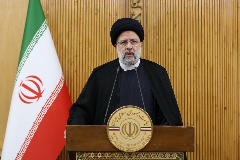 le président iranien Ebrahim Raissi donne une conférence de presse avant son départ pour le Qatar, le 21 février 2022.