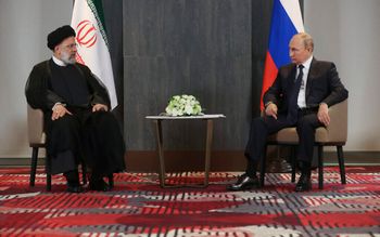 Le président russe Vladimir Poutine rencontre le président iranien Ebrahim Raisi en marge du sommet de l'Organisation de coopération de Shanghai (OCS) à Samarkand, en Ouzbékistan, le 15 septembre 2022.