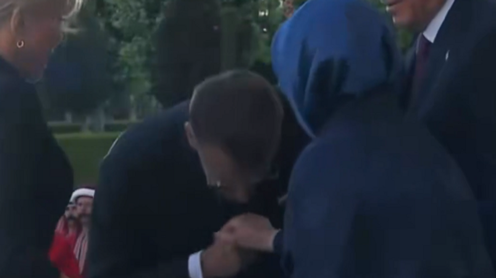 Emmanuel Macron tente de baiser la main de l’épouse d’Erdogan, qui esquive le geste, à Ankara, Turquie, le 08.07.2026