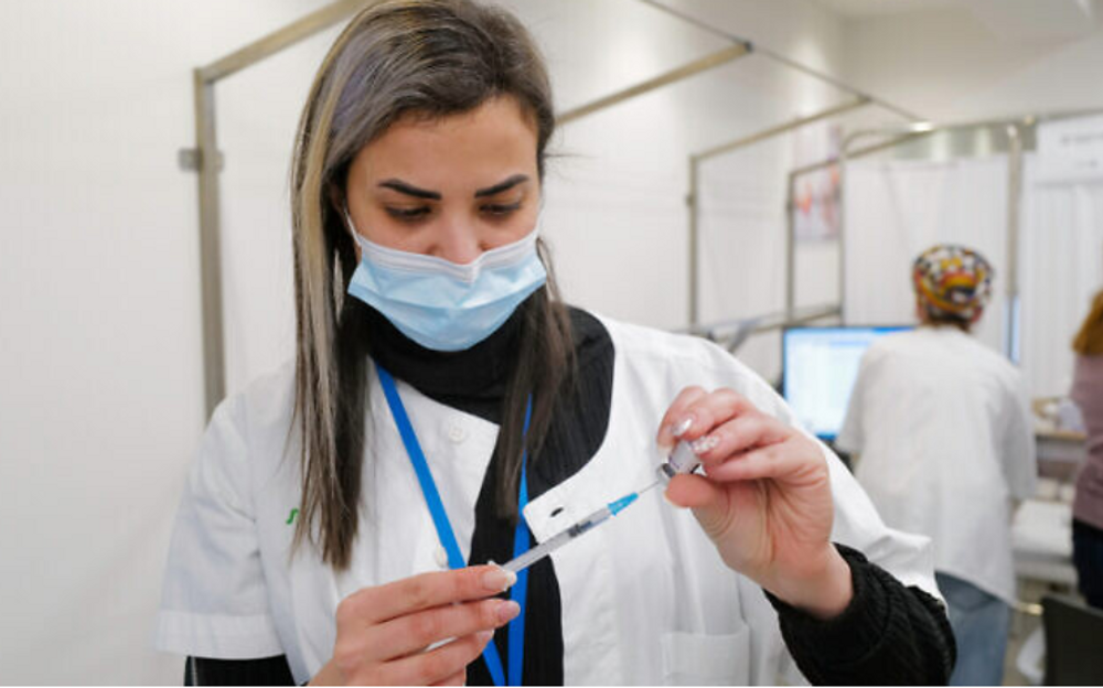 Une professionnelle de la santé se prépare à administrer une dose du vaccin COVID-19 dans un centre des services de santé Clalit à Katzrin, sur le plateau du Golan, le 9 janvier 2022.