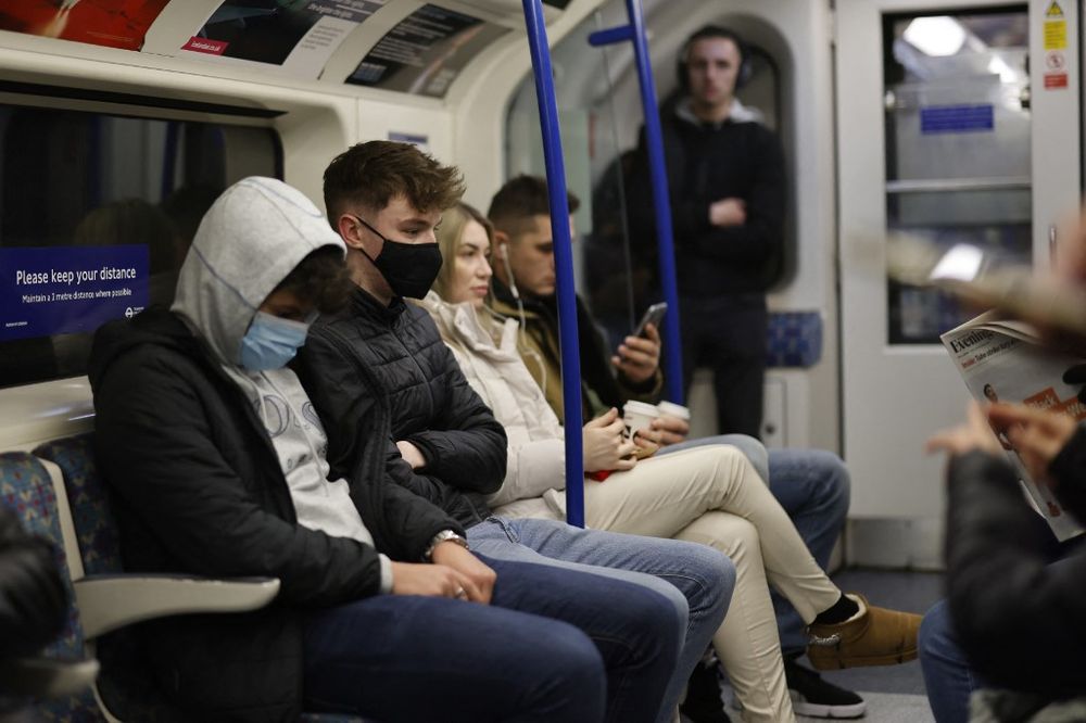 Des passagers du métro dans le centre de Londres au Royaume-Uni, le 28 novembre 2021