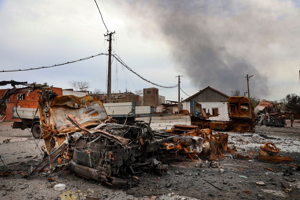 Des véhicules brûlés dans la partie détruite de l'usine métallurgique d'Illich Iron & Steel Works, à Marioupol, en Ukraine, le 18 avril 2022