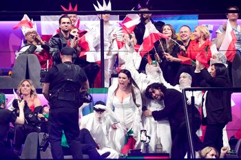 Iolanda du Portugal, en bas au centre, célèbre sa qualification pour la grande finale lors de la première demi-finale du Concours Eurovision de la chanson à Malmö, en Suède, le mardi 7 mai 2024