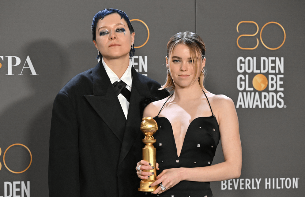 Frederic J. Brown / AFP Emma D'Arcy, Miguel Sapochnik et Milly Alcock, lauréats du prix de la meilleure série dramatique pour "House of the Dragon", lors de la 80e cérémonie annuelle des Golden Globe Awards le 10 janvier 2023 à Beverly Hills, en Californie.