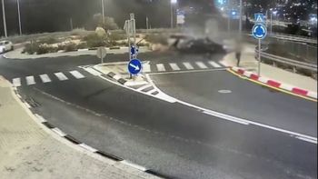 חשוד בהסעת שוהים בלתי חוקיים נעצר לאחר שנמלט משוטר, עלה על מעגל תנועה ופגע ברכבים 