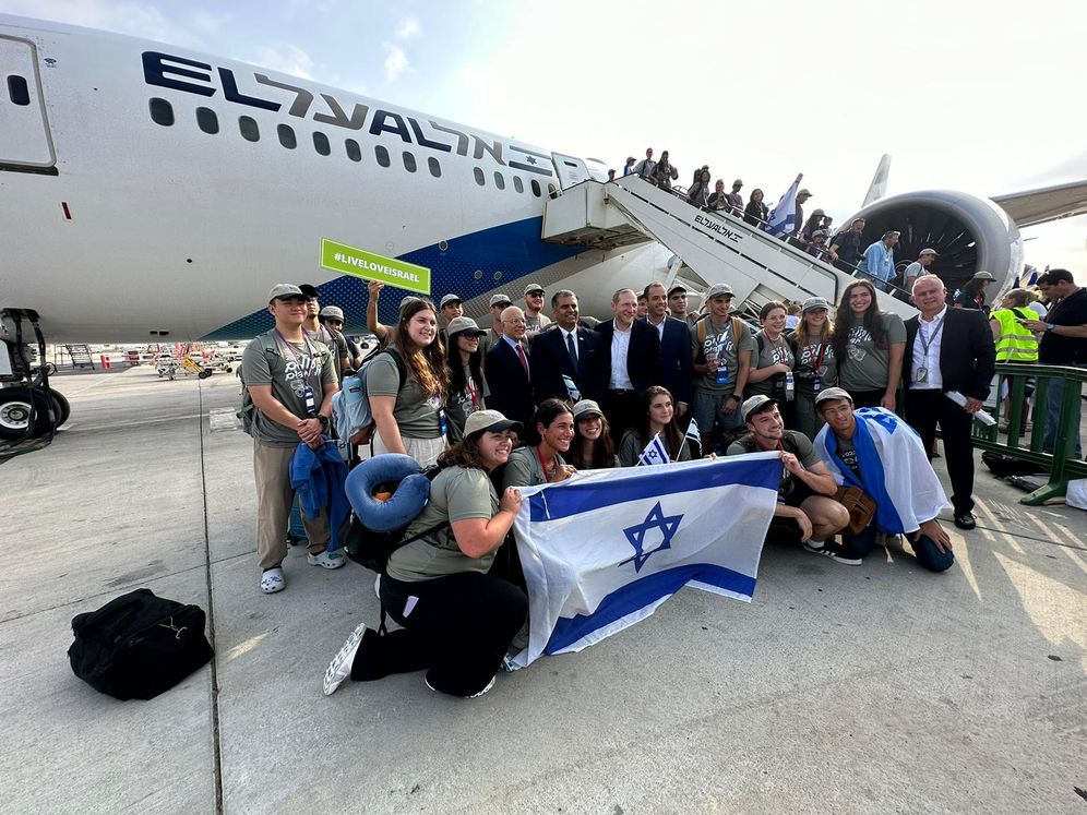 New immigrants from the U.S. and Canada upon arrival in Israel.