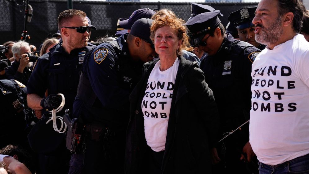 (AP Photo/Madison Swart) Susan Sarandon, center, and other demonstrators are arrested ahead of Israeli Prime Minister Benjamin Netanyahu's address at the 81st session of the United Nations General Assembly, Thursday, Sept. 24, 2026, in New York.