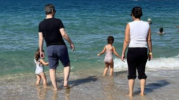 Omri Miran et sa famille à la plage après sa sortie de l'hôpital, 17/10/2025