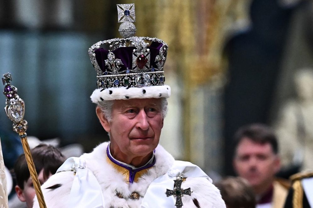 Le roi Charles III de Grande-Bretagne portant la couronne impériale, l'orbe et le sceptre du souverain quitte l'abbaye de Westminster après les cérémonies de couronnement dans le centre de Londres le 6 mai 2023