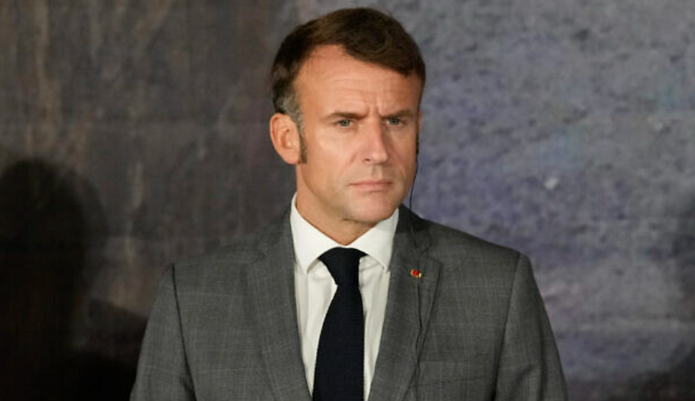 Le président français Emmanuel Macron écoute une conférence de presse à Paphos, à Chypre, le vendredi 11 octobre 2024.